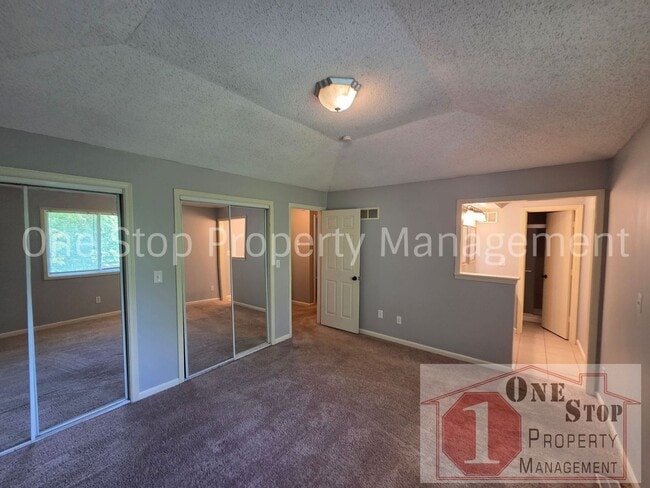 Building Photo - 4 Bedroom, 2.5 Bathroom Home in North Kansas City, Missouri