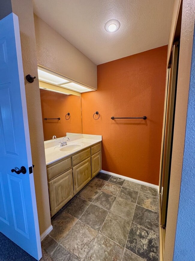 Building Photo - 3-Bedroom Condo with Spectacular Views in Riverview Bluffs