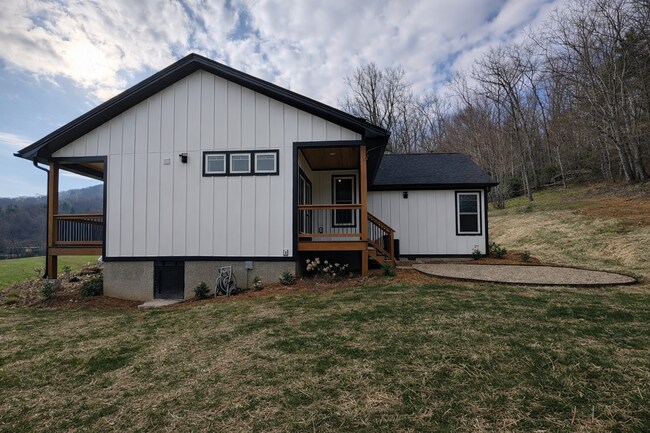 Building Photo - Fairview Rental! - Two Occupants Max