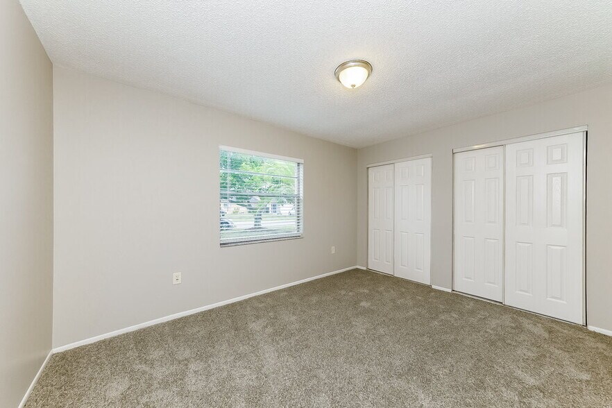 Building Photo - 7018 12th Ct E