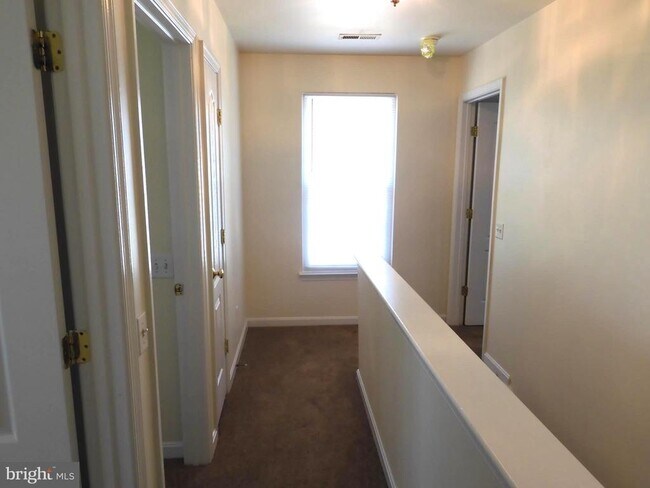 Building Photo - 8566 Kingsway Dr