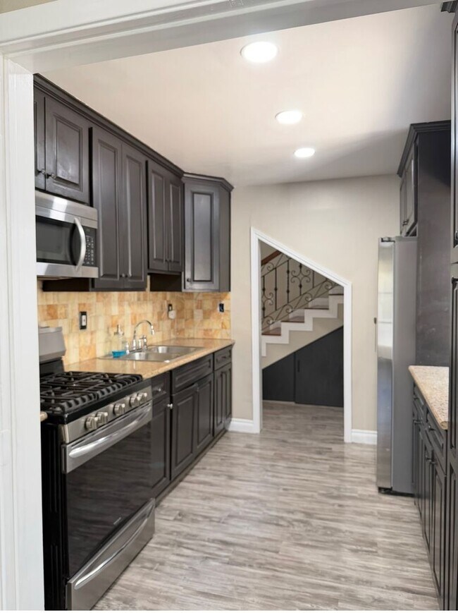 Building Photo - 5 Bed 3 Bath House Available Now!