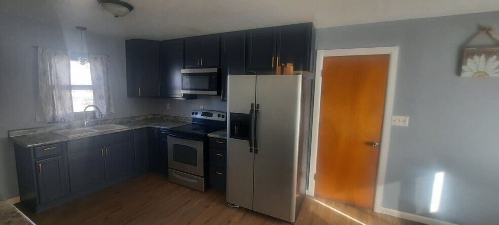 Building Photo - 40016 Linden Dr