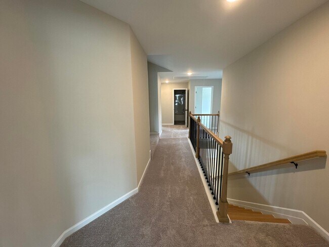 Building Photo - 5 Bedroom 3 Bathroom House