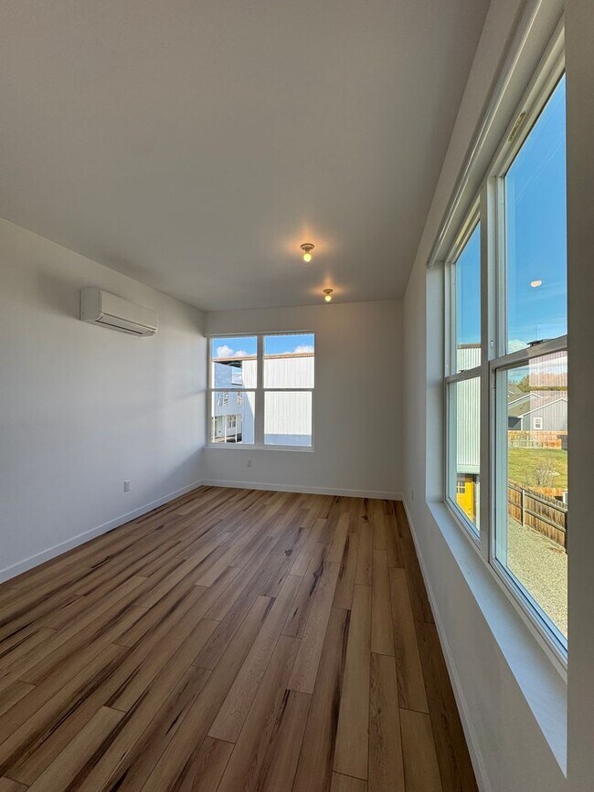 Building Photo - Spacious 4-Bedroom, 3-Bath Home with Stunning Views