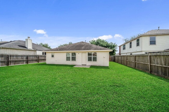 Building Photo - 305 Golden Oak Dr