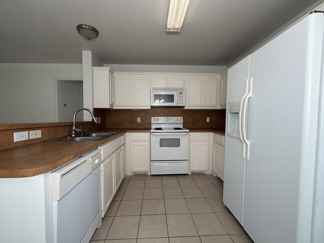 Building Photo - 919 Farmington Rd