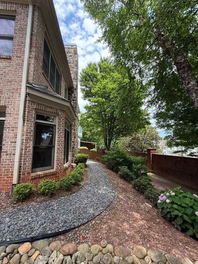 Building Photo - 2041 Mendenhall Cir