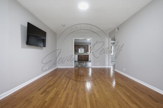 Building Photo - Two Bedroom Duplex in Hermitage with Back Deck!