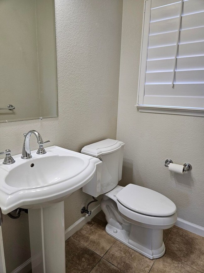 Building Photo - Spacious Tri-Level Townhouse/Condo Near Sa...