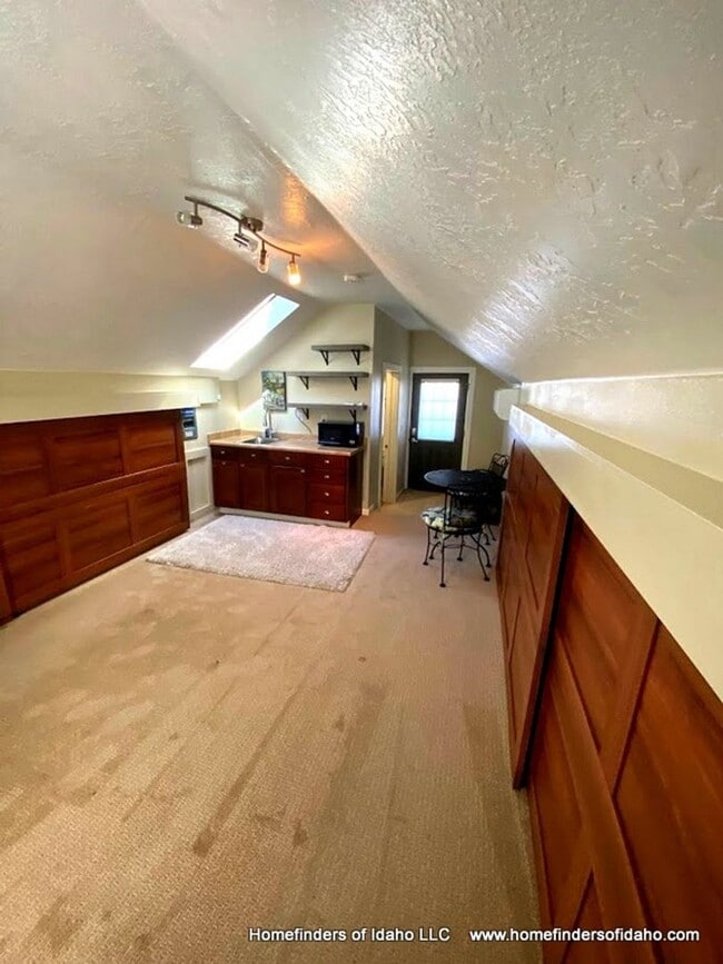 Building Photo - Charming North-end Loft Apartment!