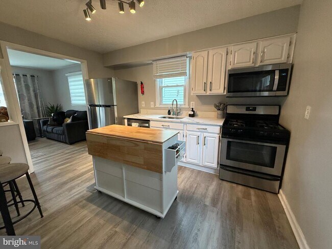 Building Photo - 2208 Vermont Ave