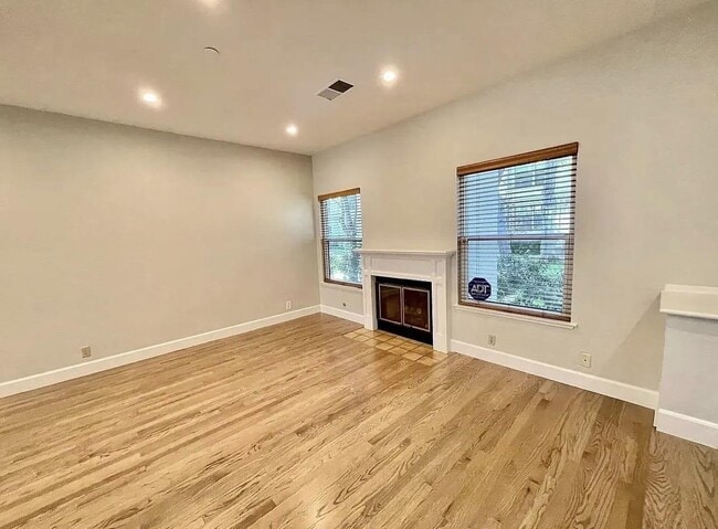 Building Photo - 959 La Mesa Terrace