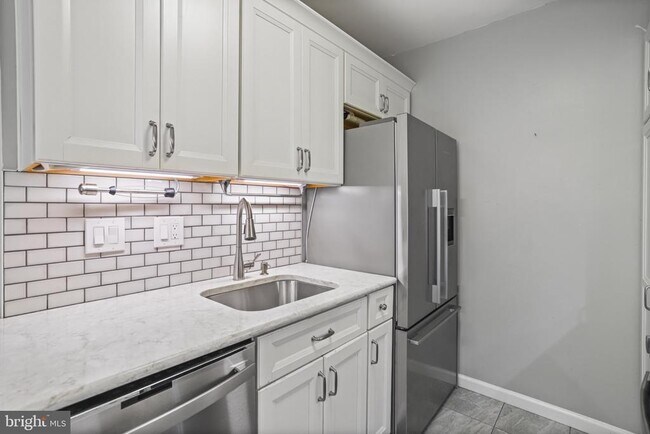 Building Photo - 4917 Americana Dr