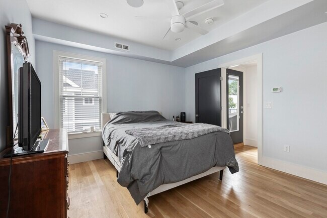 Building Photo - 10 Hallet St