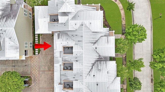 Building Photo - 210 Breezy Way