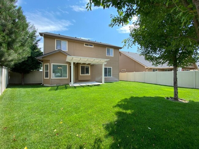 Building Photo - Lawn Care included!  4 bed 2.5 bath Neighb...