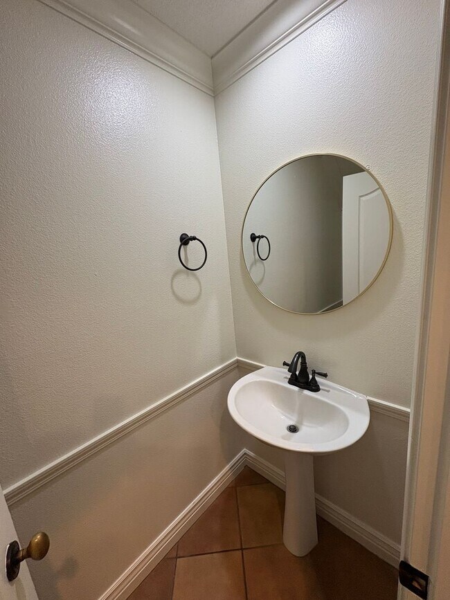 Building Photo - Two story home in NW Visalia Rent Ready!