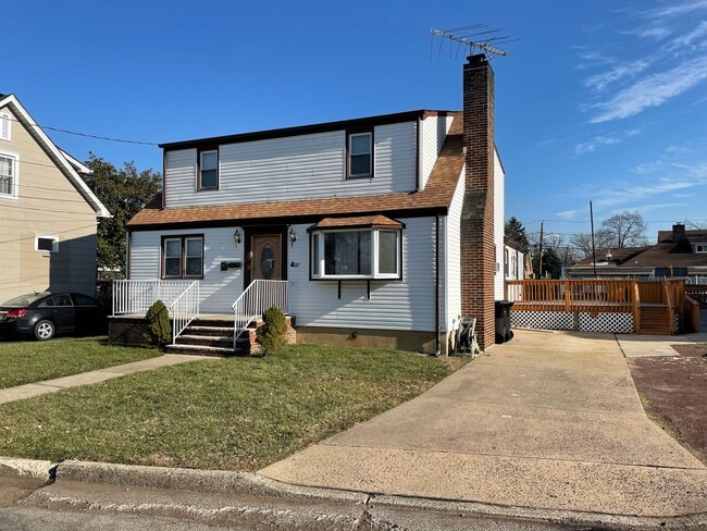 Primary Photo - 215 Karsey St