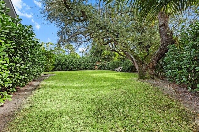 Building Photo - 5136 Beechwood Rd