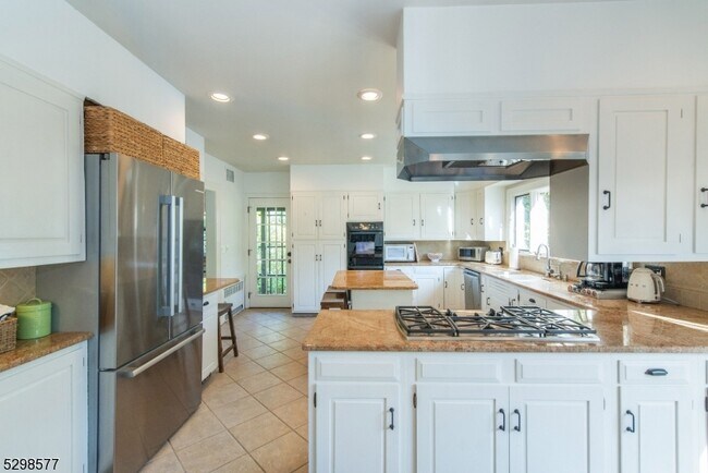 Building Photo - 3 Greenview Way