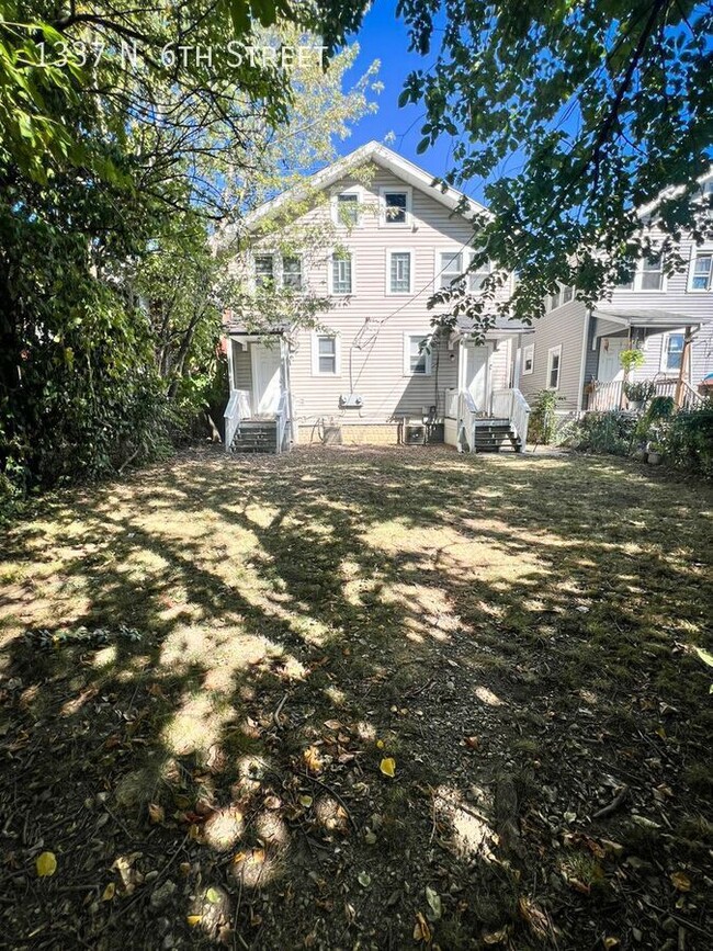 Building Photo - Beautiful 3-Bed Duplex in Weinland Park!