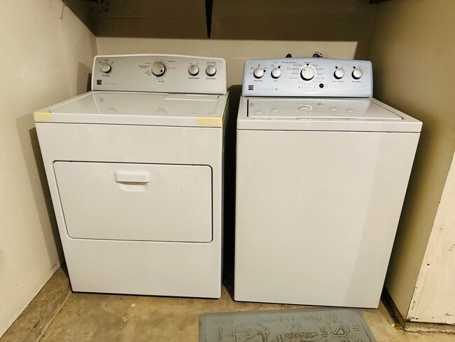 Building Photo - Charming Updated & Spacious Condo in a Pea...