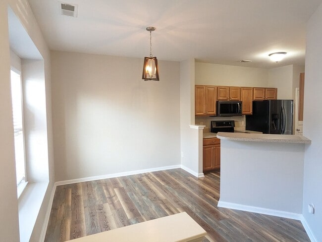 Building Photo - Townhome Close to I-485 and Shopping/Restaraunts