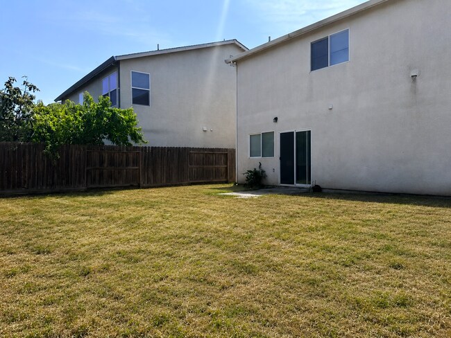 Building Photo - Don’t Miss Out on this 3/2.5 home