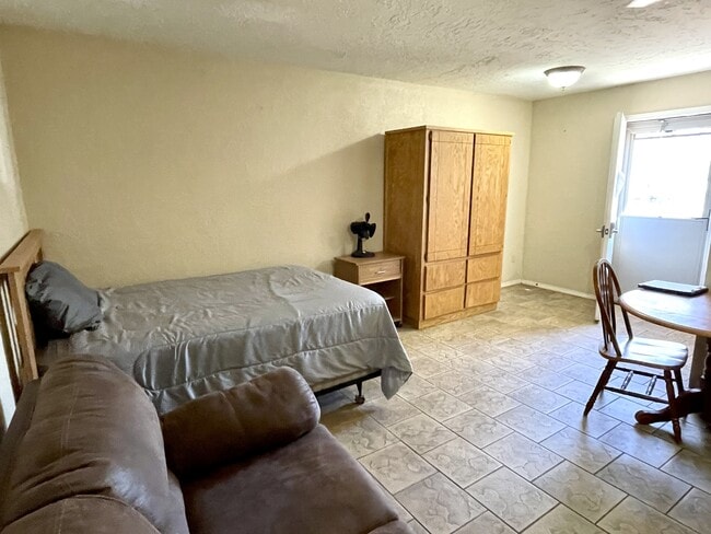 Building Photo - 2 Cabin Rd