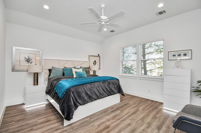 Building Photo - 9005 Laverne Oak Ln