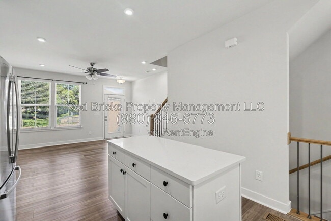 Building Photo - 1007 Simcoe Ln