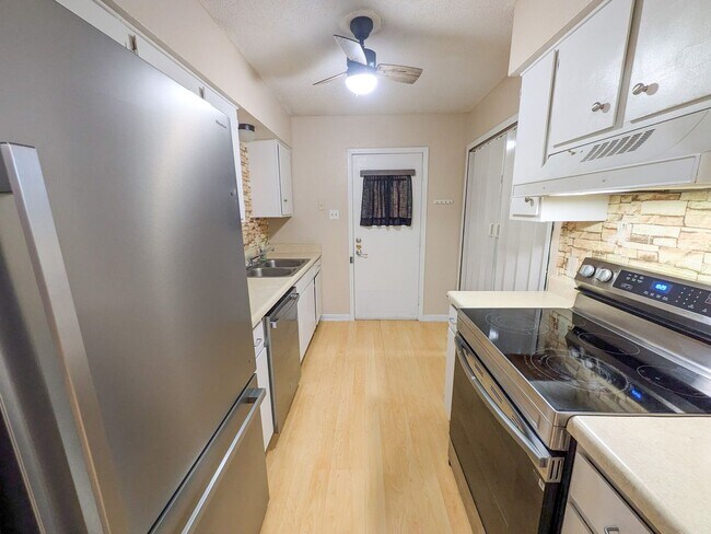 Building Photo - 6255 Bedford Dr