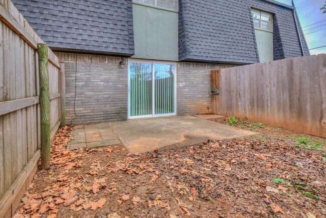 Building Photo - 1215 Lakecrest Dr