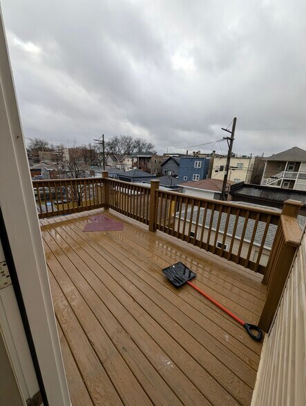 Building Photo - 4742 N Sawyer Ave