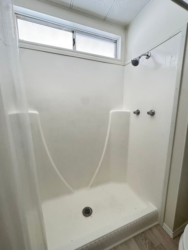 Building Photo - Spacious 2 bedroom