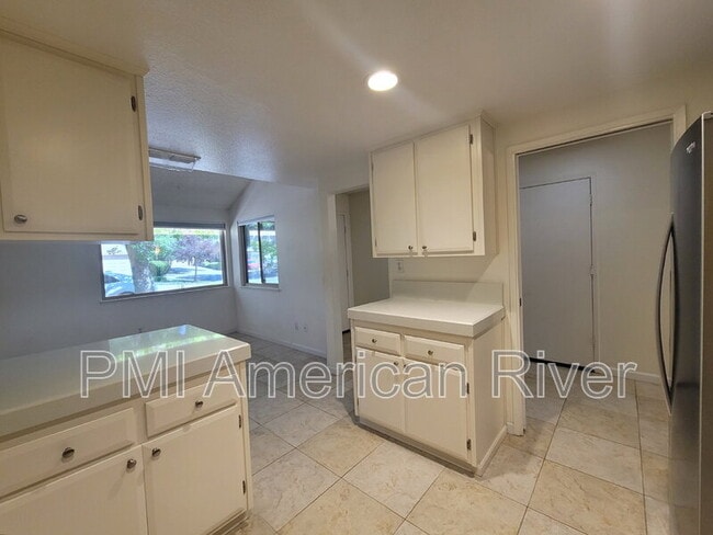 Building Photo - 6517 El Cabo Ct