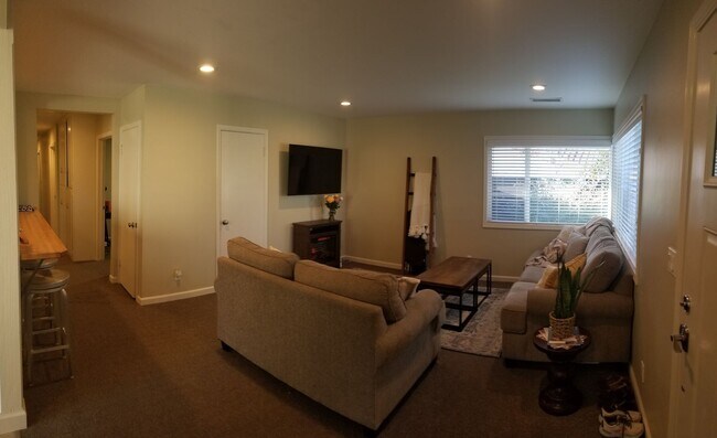 Building Photo - Immaculate 5 Bedroom 3 bath home with beautiful hill views!