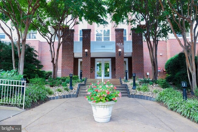Primary Photo - 1641 International Dr