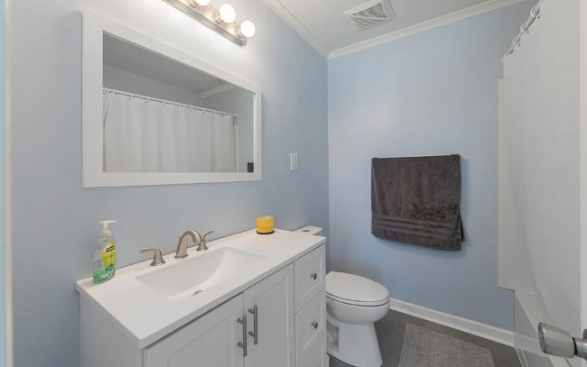 Building Photo - 3 Bedroom home in highly desireable area