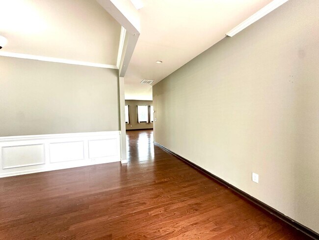 Building Photo - 8019 Kelburn Ln