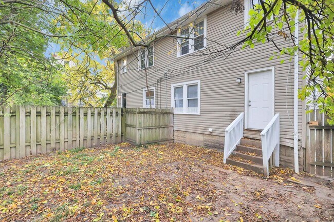 Building Photo - 1038-1040 Forest St