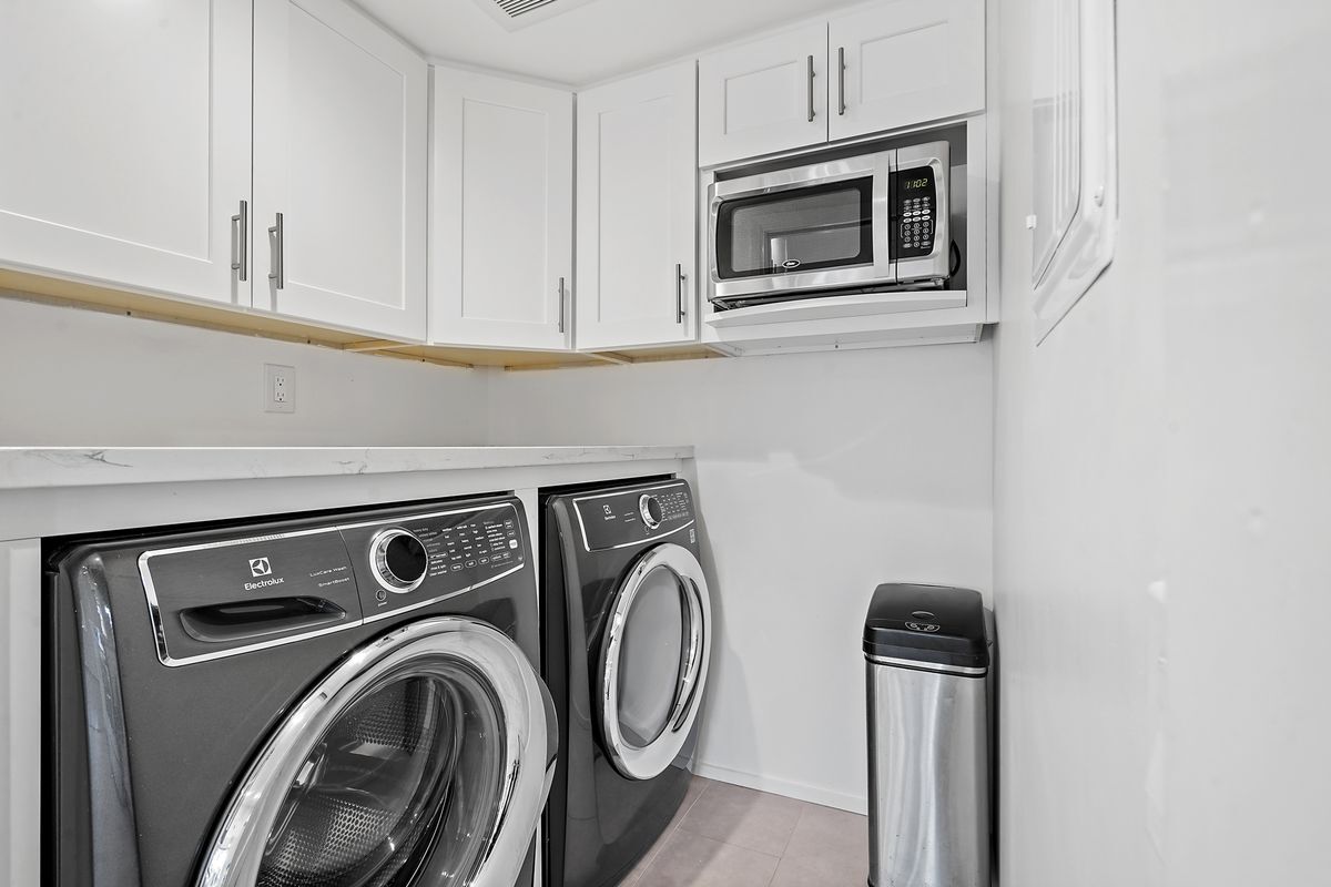 Building Photo - 3338 La Mesa Dr