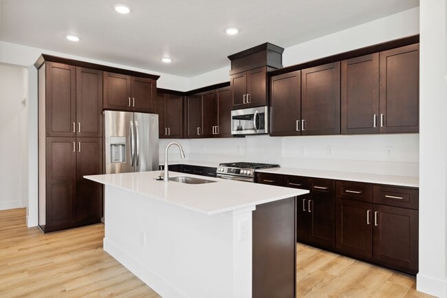 Building Photo - Move-In Ready Elegance - 4 Bedrooms! Pet Friendly!