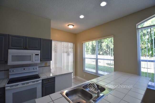 Building Photo - 4891 SW 35th Terrace