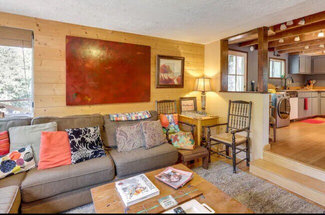 Building Photo - Lovely Home: 2BR+Bonus at Cul-De-Sac in Gr...