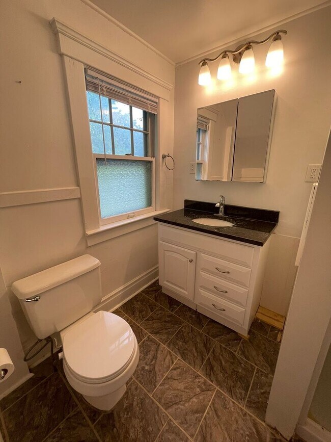 Building Photo - Spacious Home Near U-M | Large Bedrooms, Porches & In-Unit Laundry