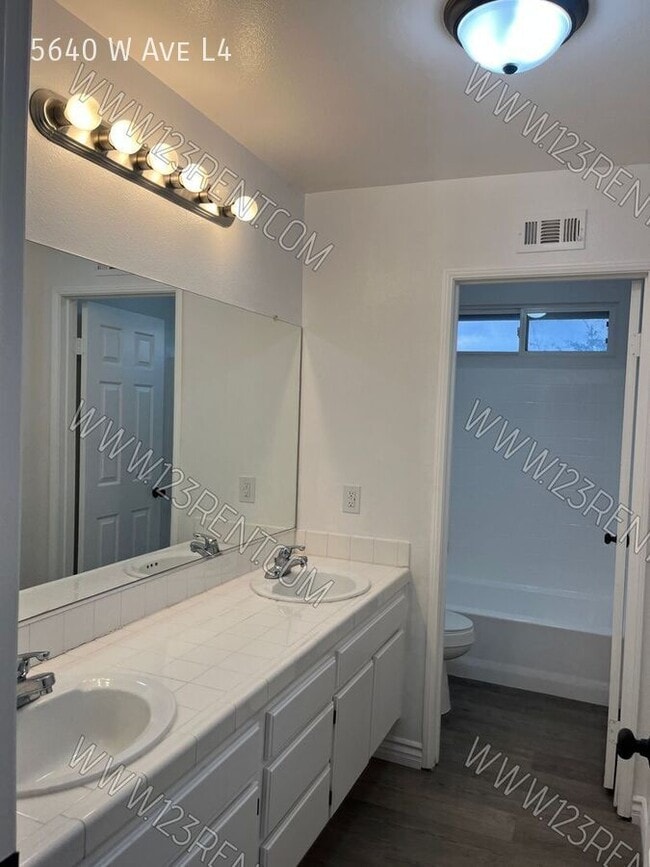 Building Photo - 5640 W Ave L4