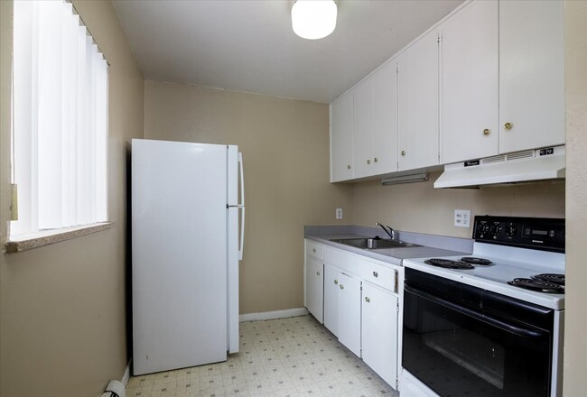 Building Photo - Great Studio Apartment in KILLER Location!...