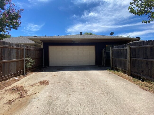 Building Photo - AVAILABLE NOW 2 BEDROOM 2 BATH TOWNHOME IN...